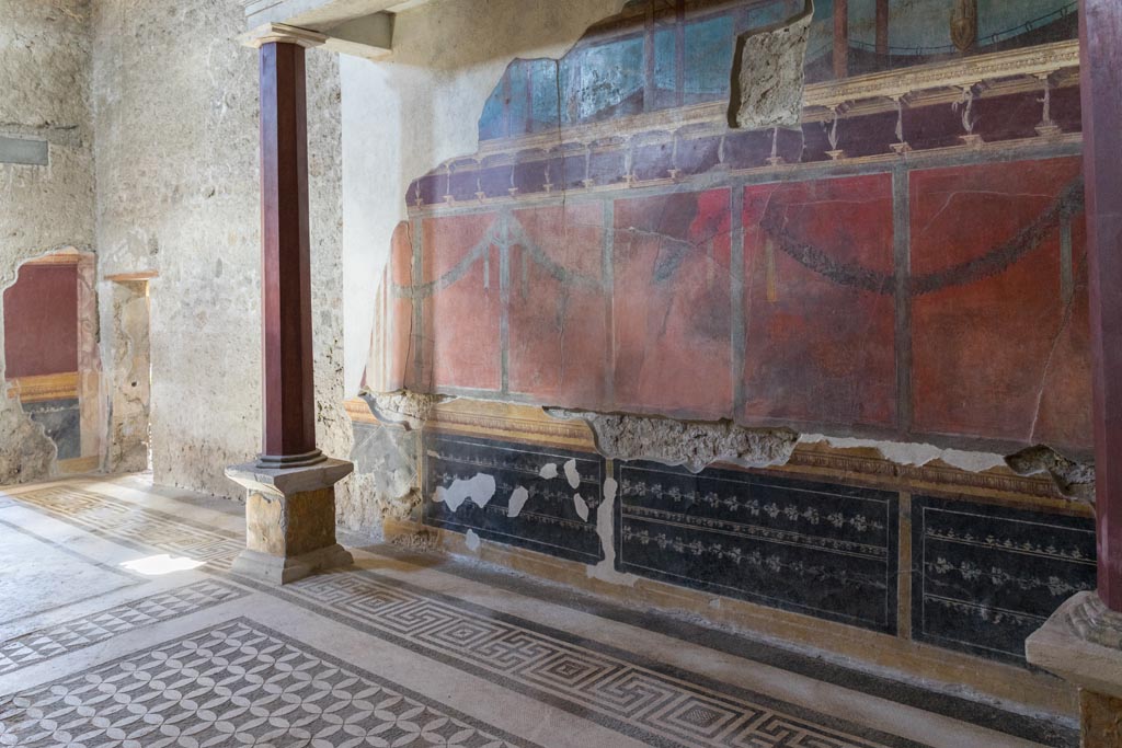 V.2.i Pompeii. March 2023. Room 21, Corinthian oecus, looking west along north wall. Photo courtesy of Johannes Eber.
