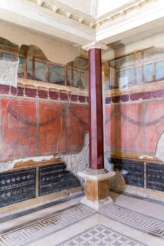 V.2.i Pompeii. March 2023. 
Room 21, Corinthian oecus, north-east corner. Photo courtesy of Johannes Eber.