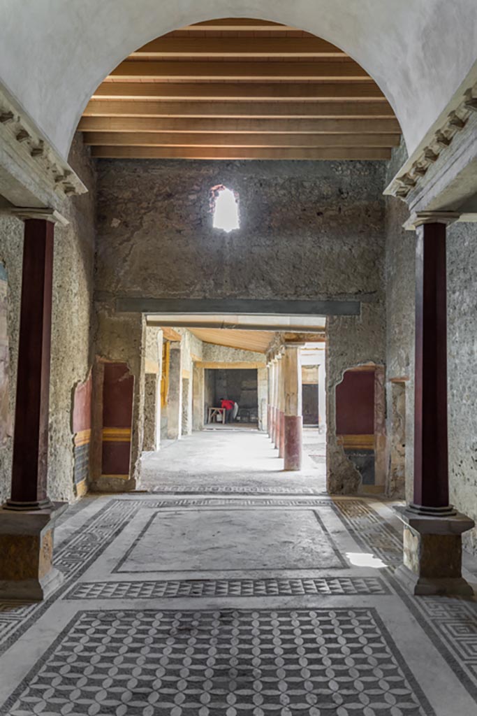 V.2.i Pompeii. March 2023. 
Room 21, Corinthian oecus, looking west onto south portico. Photo courtesy of Johannes Eber.
