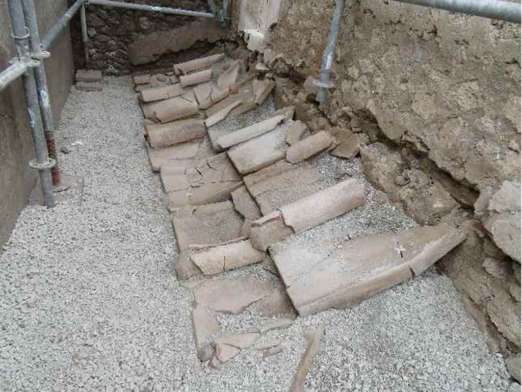 V.2.Pompeii. Casa di Orione. June 2018. Room A2, looking east at east end, collapsed roof that covered a latrine.
Photograph © Parco Archeologico di Pompei.
According to Osanna, this area was described as an ambitus.
See Osanna M, 2019. Pompei. Il tempo ritrovato. Le Nuove Scoperte. Milano: Rizzoli (p. 96).