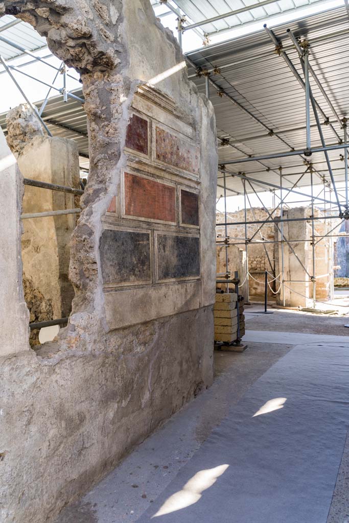 V.2 Pompeii. Casa di Orione. April 2022. 
Looking towards south wall of entrance corridor/fauces. Photo courtesy of Johannes Eber.
