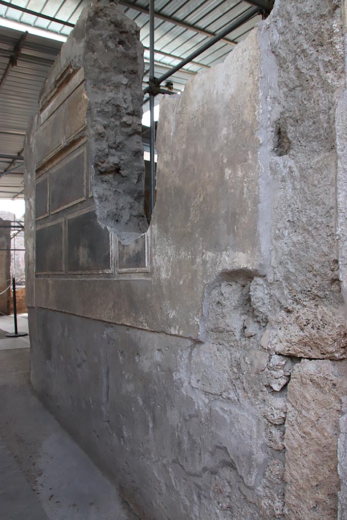 V.2 Pompeii. Casa di Orione. October 2022. 
North side of entrance corridor (A4). Photo courtesy of Klaus Heese.