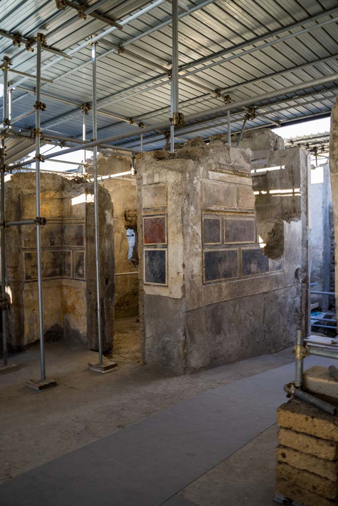 V.2, Pompeii. Casa di Orione. October 2021. 
Looking towards north wall of entrance corridor, from atrium. Photo courtesy of Johannes Eber.