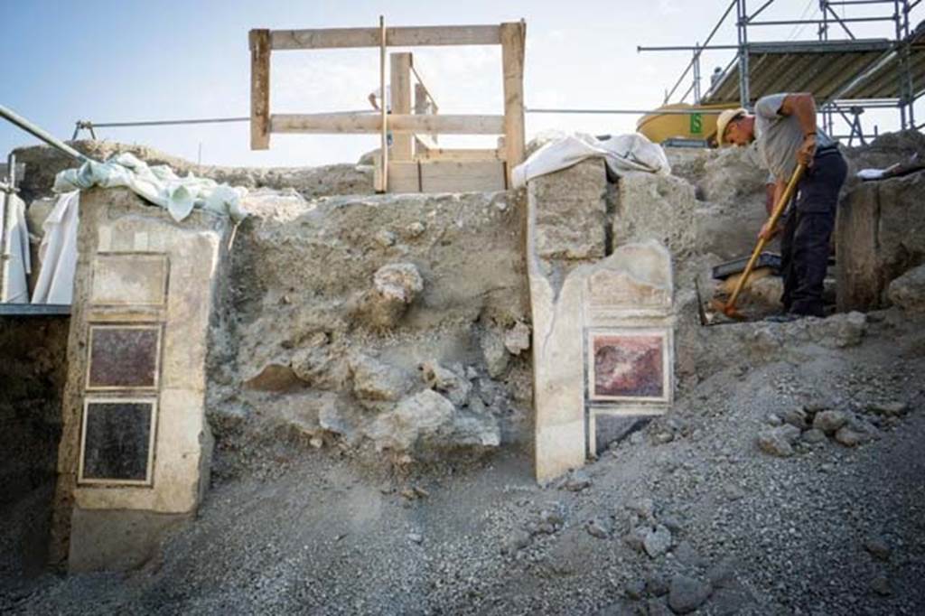 V.2.15 Pompeii. August 2018. Room A4 entrance fauces with painted blockwork on east side of atrium A12. 
Room A5 is to the left (north) of the entrance and room A3 is right (south) of the entrance.
Photograph © Parco Archeologico di Pompei.