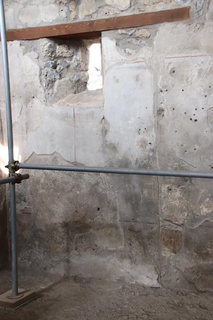 V.2 Pompeii. Casa di Orione. October 2022. 
Room A5, looking towards east wall with window overlooking roadway. Photo courtesy of Klaus Heese.