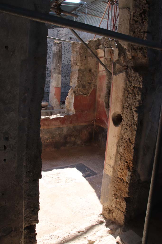 V.2.Pompeii. Casa di Orione. September 2021. 
Room 6, doorway to room in north-west corner of atrium. Photo courtesy of Klaus Heese.
