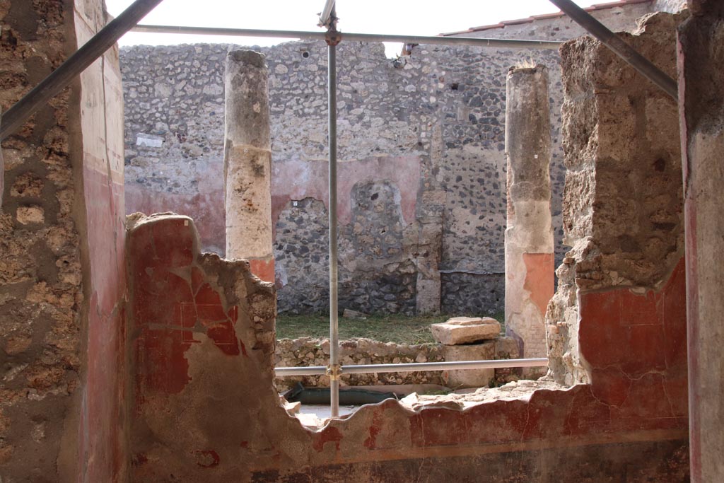 V.2 Pompeii. Casa di Orione. October 2022. 
Looking west across room 6, towards east portico and peristyle (11c). Photo courtesy of Klaus Heese.