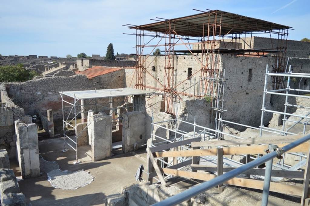 V.2.15 Pompeii. August 2018. Rooms A7 and A6 on the west side of the atrium A12.
Peristyle A19 with columns is behind and garden 11c at the rear. 
Photograph © Giuseppe Scarica, Ecampania.it.