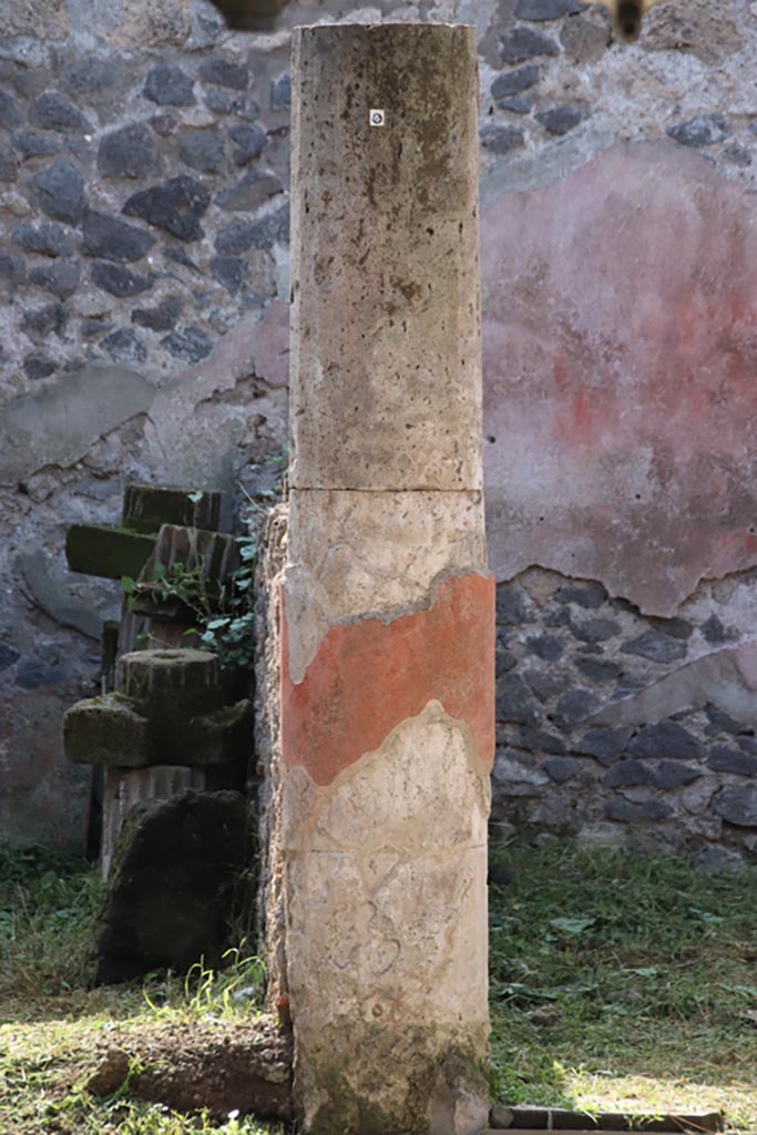 V.2 Pompeii. Casa di Orione. October 2022. 
Detail of column on east portico of peristyle (11c). Photo courtesy of Klaus Heese.