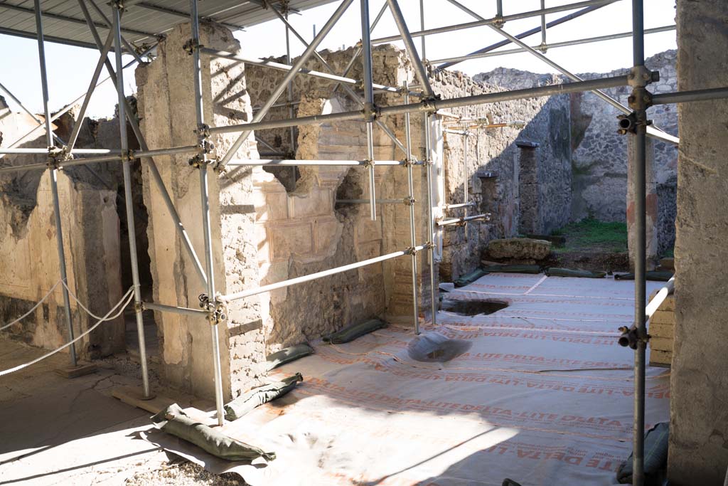 V.2, Pompeii. Casa di Orione. October 2021. 
A7, tablinum, looking south-west towards south wall, with peristyle/garden, on right. Photo courtesy of Johannes Eber.