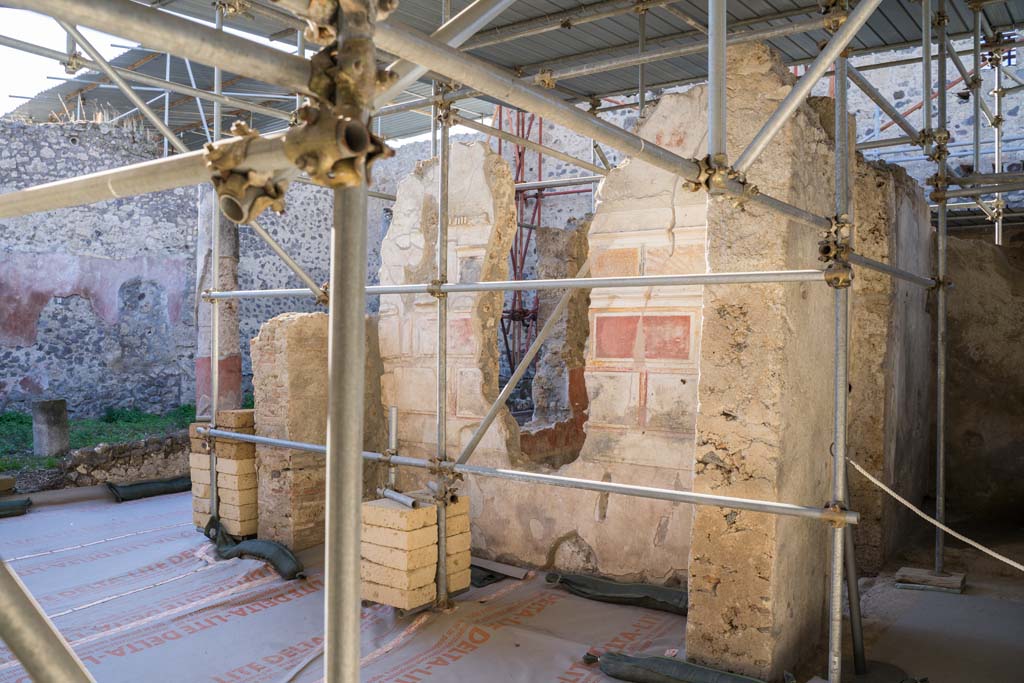 V.2, Pompeii. Casa di Orione. October 2021. 
A7, tablinum, looking north-west towards north wall, with peristyle/garden, on left. Photo courtesy of Johannes Eber.