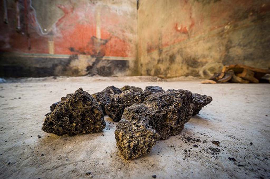 V.2.Pompeii. Casa di Orione. August 2018. Room A10, triclinium, with burnt material on the floor.
Photograph © Parco Archeologico di Pompei.