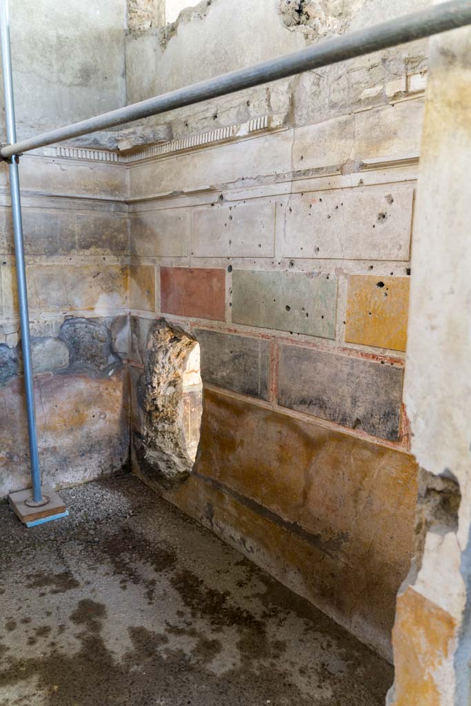 V.2 Pompeii. Casa di Orione. April 2022. 
Room A11, looking south along west wall towards south-west corner.
Photo courtesy of Johannes Eber.