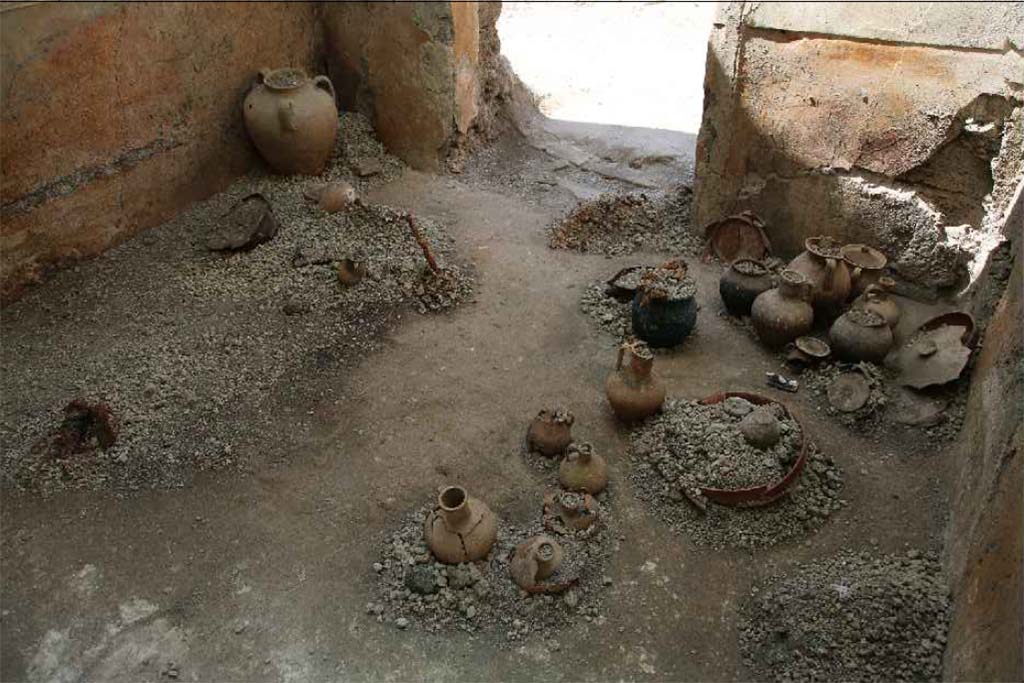 V.2.15 Pompeii. 2018. Room A11 on south side of atrium. Numerous bronze, terracotta  and clay pots and jars were found on the floor.
Photograph © Parco Archeologico di Pompei.