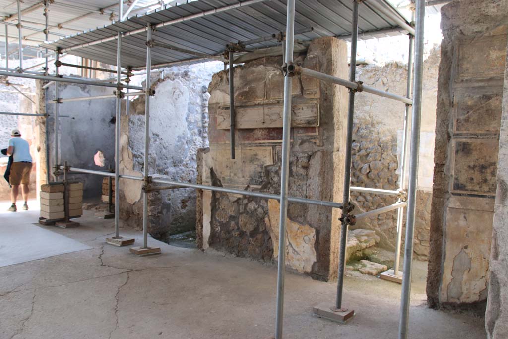 V.2.Pompeii. Casa di Orione. September 2021. 
Looking towards north-west corner and north wall, from east side of atrium. Photo courtesy of Klaus Heese.
