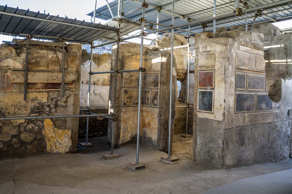 V.2, Pompeii. Casa di Orione. October 2021. 
North-east corner of atrium, with north wall of entrance corridor, on right. Photo courtesy of Johannes Eber.
