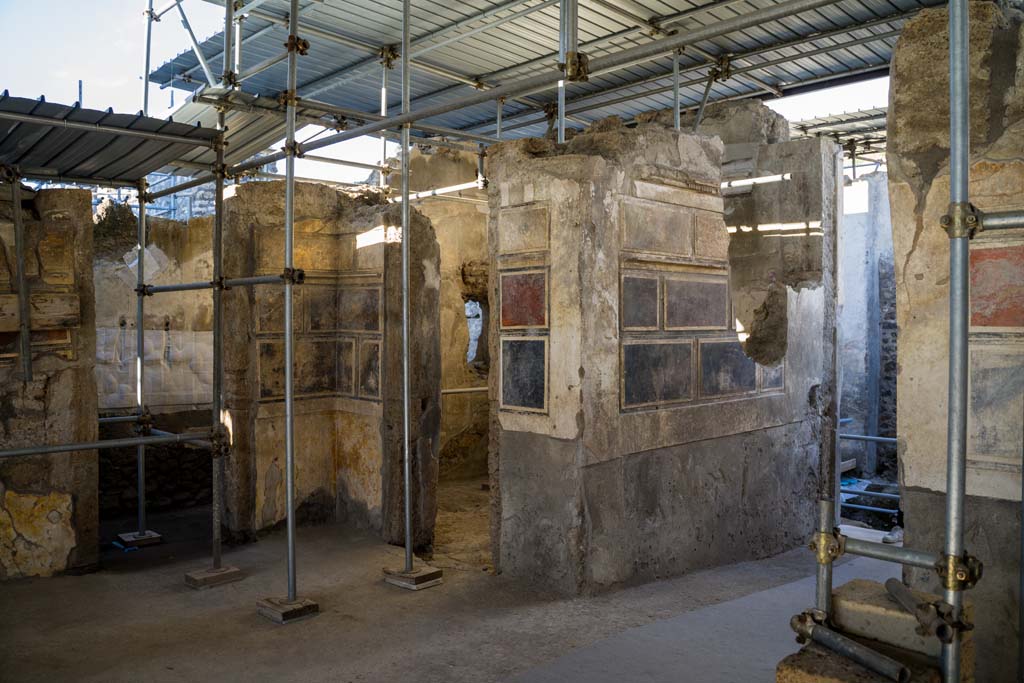 V.2, Pompeii. Casa di Orione. October 2021. 
North-east corner of atrium, with entrance corridor in east wall, on right. Photo courtesy of Johannes Eber.