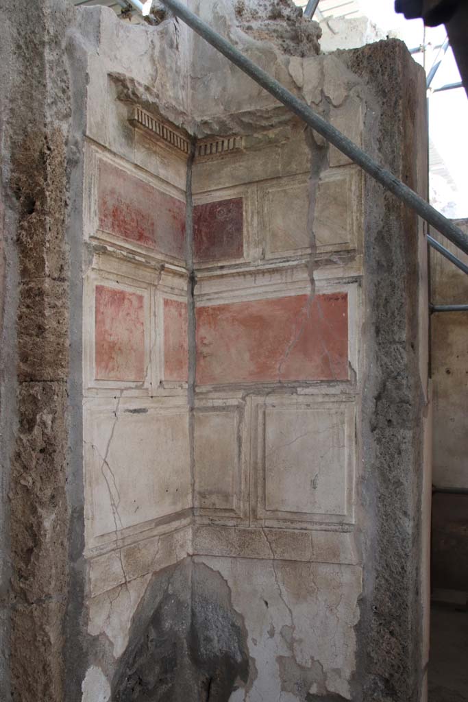 V.2.Pompeii. Casa di Orione. September 2021. 
Painted First Style decoration in south-east corner of atrium. Photo courtesy of Klaus Heese.