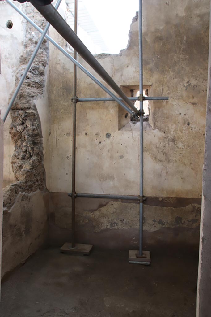 V.2 Pompeii. Casa di Orione. October 2022. 
Room 17, looking towards south wall of kitchen. Photo courtesy of Klaus Heese.