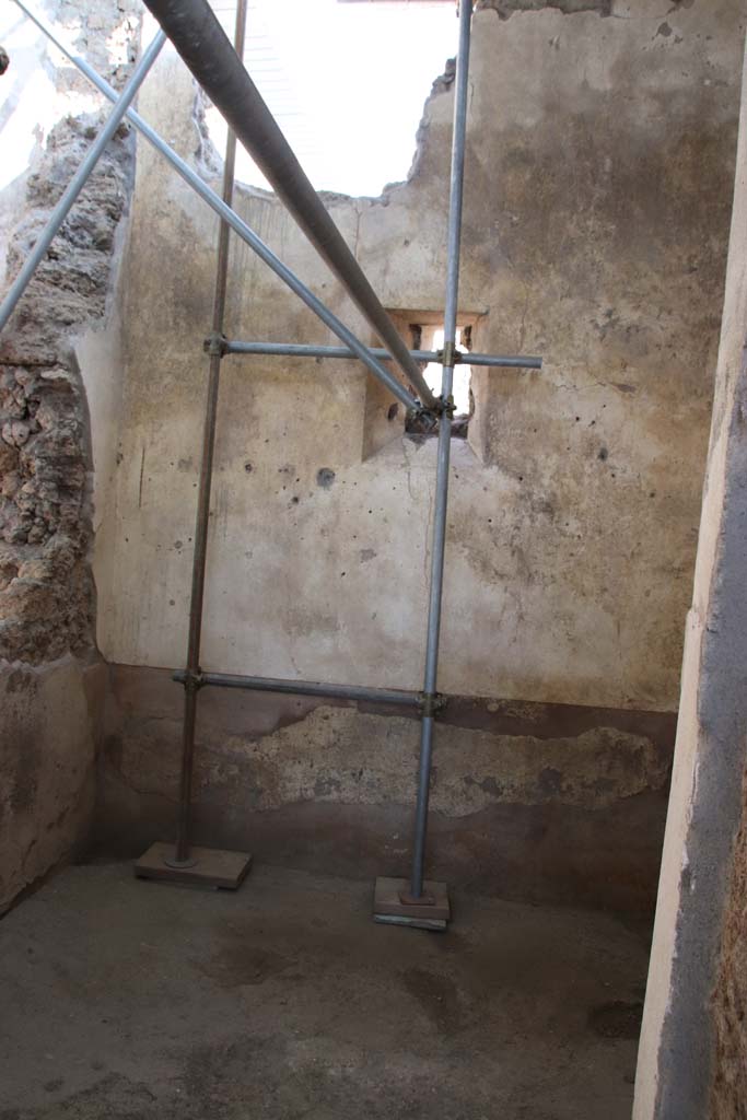 V.2.Pompeii. Casa di Orione. September 2021. 
Room 17, looking towards south wall of kitchen. Photo courtesy of Klaus Heese.