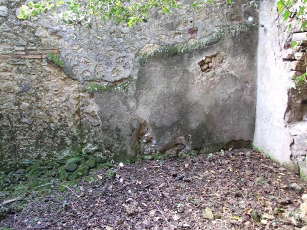 V.2 Pompeii. Casa di Orione. December 2007. Room 11b, room on west side of corridor, a cubiculum with traces of white plaster.
Looking west through doorway from corridor 11a. 
On the right, in the north wall, is a window overlooking the peristyle garden.