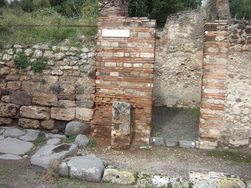 V.3.1 Pompeii. December 2005. 
Street Altar to left of doorway, with blocked roadway (November 2023, now opened – Vicolo dei Balconi).