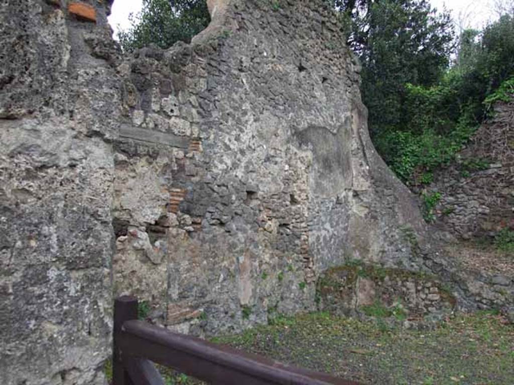 V.3.2 Pompeii. May 2010. West side of workshop.