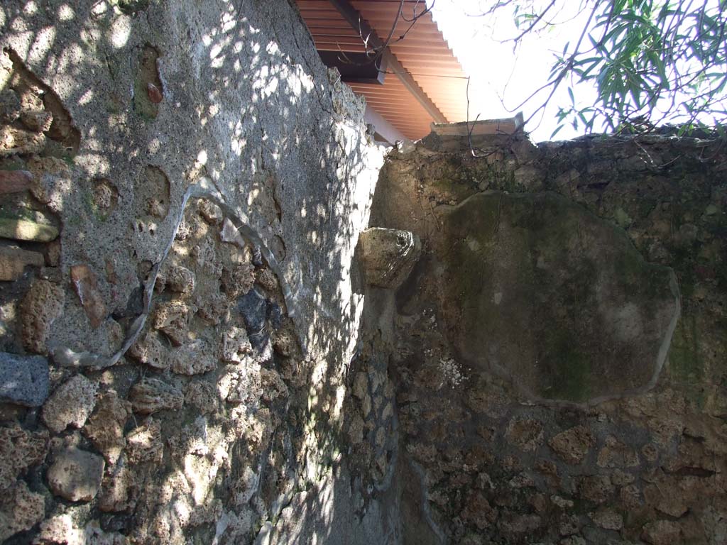 V.3.4 Pompeii. March 2009. South-east corner of garden area.