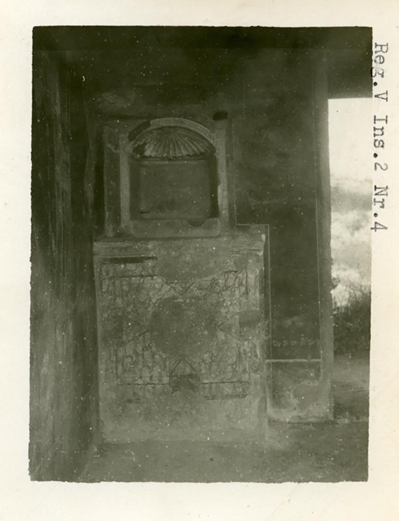 V.3.4 Pompeii but numbered as V.2.4 on photo. Pre-1937-39. Looking north to lararium in tablinum.
Photo courtesy of American Academy in Rome, Photographic Archive. Warsher collection no. 563.