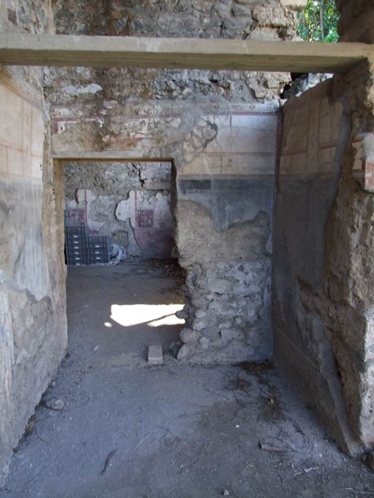 V.3.4 Pompeii. March 2009. Anteroom on north side of tablinum, leading to triclinium.
According to Sogliano, the triclinium had a marble threshold or sill, and door-jambs made of wood.