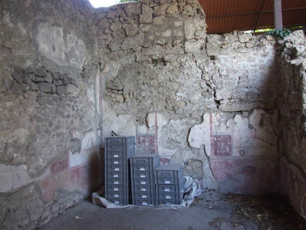 V.3.4 Pompeii. March 2009. Triclinium, west wall. According to Sogliano, the room was covered by a barrel-vaulted roof. The floor was made from rough cocciopesto.