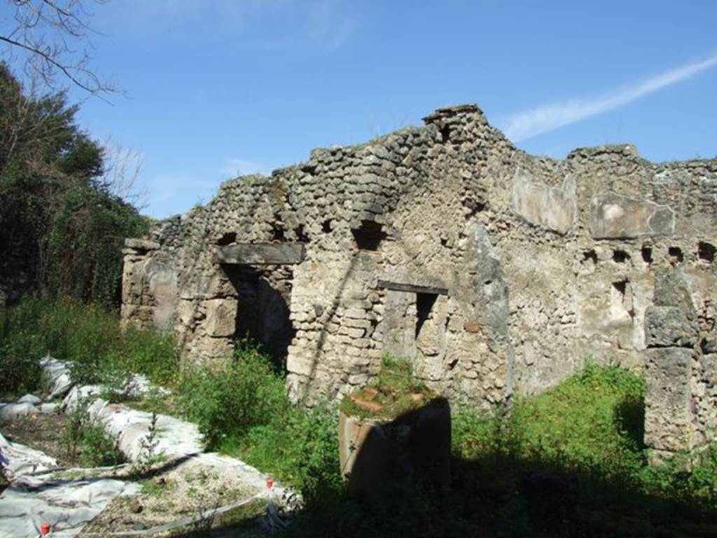 V.3.4 Pompeii. March 2009. Rooms on east side of garden area and remains of large dolium.