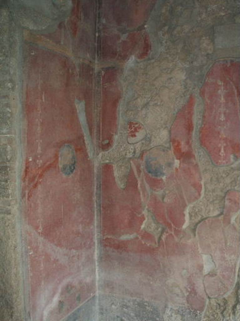 V.3.4 Pompeii, May 2005. North-east corner of tablinum. According to Sogliano, in the tablinum there were six large red panels. In the middle of the panels were paintings of medallions showing flying griffins, on black backgrounds. The lower base of the wall was painted black. See Notizie degli Scavi di Antichità, 1905, (p.206).