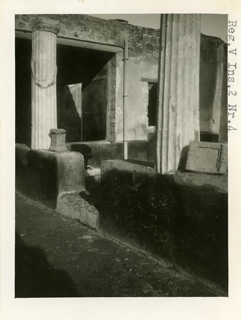 V.3.4 Pompeii but shown as V.2.4 on photo. Pre-1937-39. Looking north-east across portico area.
Photo courtesy of American Academy in Rome, Photographic Archive. Warsher collection no. 1485.