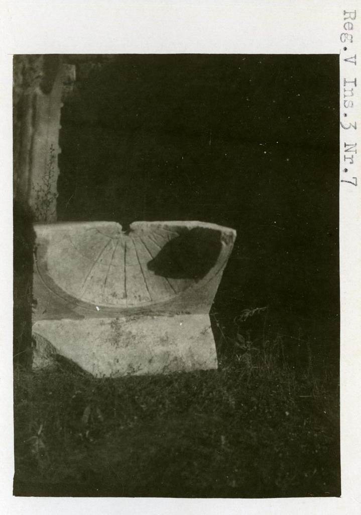 V.3.6 Pompeii, but shown as V.3.7 on photo. pre 1937-39. Sun-dial.
Photo courtesy of American Academy in Rome, Photographic Archive. Warsher collection no. 1486
According to Jashemski, “A travertine sundial, no longer in use, was found in the garden of V.3.6”.
See Jashemski, W. F., 1993. The Gardens of Pompeii, Volume II: Appendices. New York: Caratzas. (p.114)
According to NdS,
A travertine sundial of the usual concave design was found in the garden on 16th May 1902, but devoid of its gnomon and abandoned on the ground, therefore of no use as a timepiece.
See Notizie degli Scavi di Antichità, 1902, (p. 374).