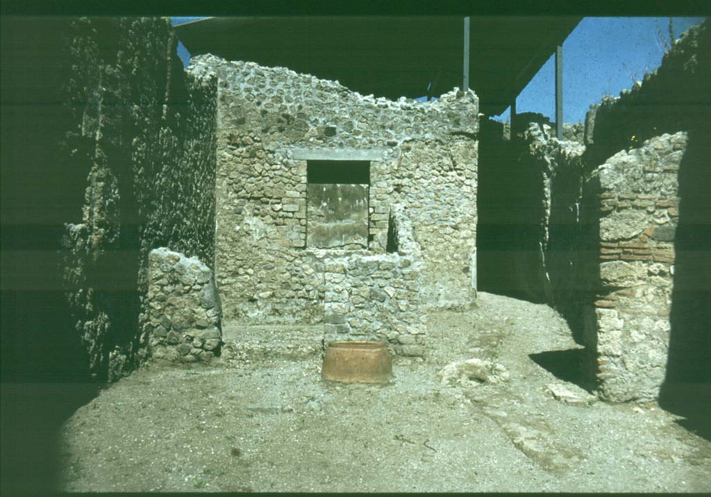 V.3.6 Pompeii. Looking north across shop-room.
Photographed 1970-79 by Günther Einhorn, picture courtesy of his son Ralf Einhorn.