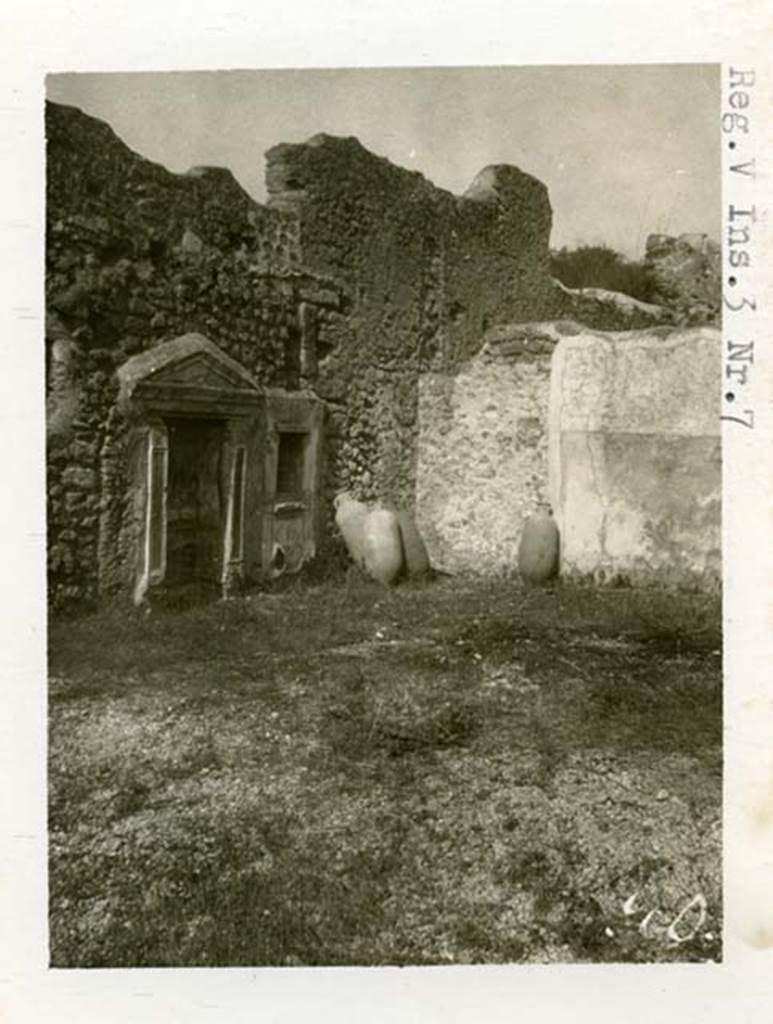 V.3.7 Pompeii. pre-1937-39. Looking towards the north-west corner of the garden area.
Photo courtesy of American Academy in Rome, Photographic Archive. 
Warsher collection no. 960a.
According to PPM, the walls of the garden area had a rustic appearance with a high zoccolo of cocciopesto, above which was a coarse area.
In the N-O corner (north-west) of the garden, as a result of an old photo by Tatiana Warscher, amphorae could be seen.
According to PPP, the Warscher photo was taken from the south-east side of the garden, looking towards the north-west corner, showing the amphorae.
See Bragantini, de Vos, Badoni, 1983. Pitture e Pavimenti di Pompei, Parte 2. Rome: ICCD., 
(p.74, numbered 503070601, referenced Warscher MD, p.88, fig.1. DAIR S.N.)