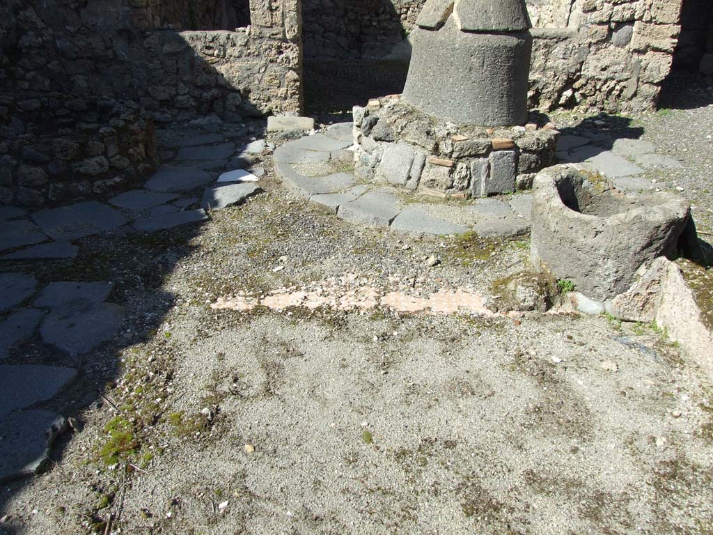 V.3.8 Pompeii. March 2009. Impluvium with red edges set with small white tesserae.