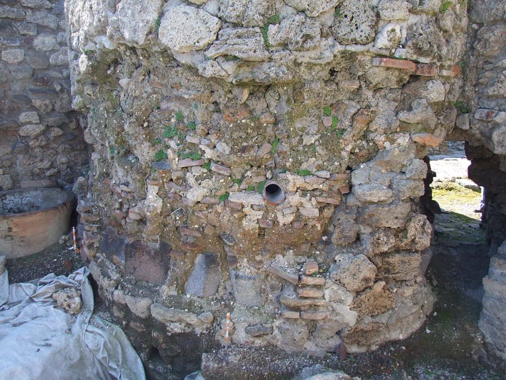 V.3.8 Pompeii. March 2009. Rear of oven in large room behind oven.