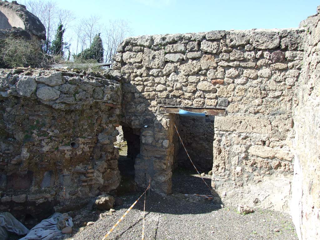 V.3.8 Pompeii. March 2009. North wall of large room behind oven.
