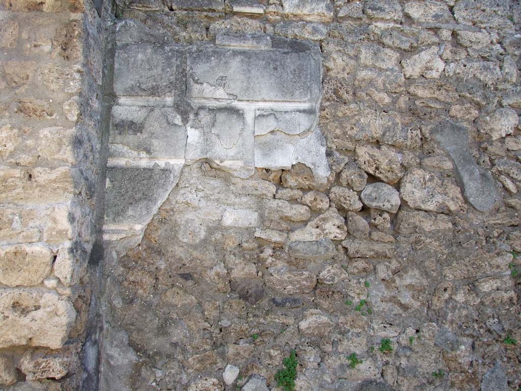 V.3.8 Pompeii. March 2009. 
Tablinum with two windows. South-west corner and west wall with remains of 1st-Style (first style) decoration.
