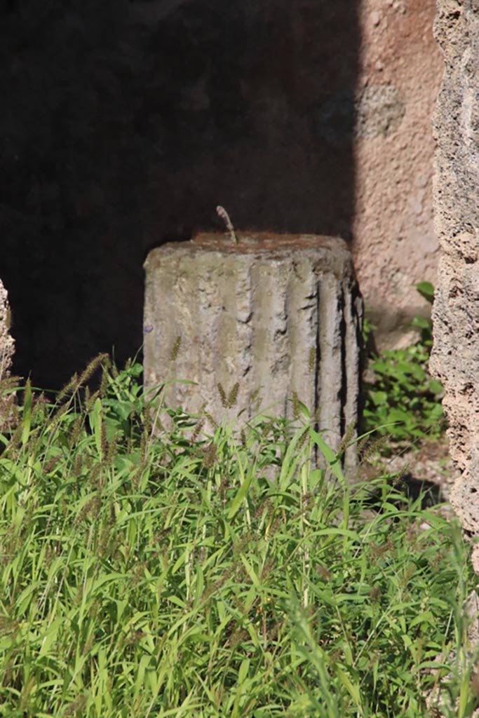 V.3.8 Pompeii. October 2023. 
Detail of column remains/base in room on east side of atrium. Photo courtesy of Klaus Heese.