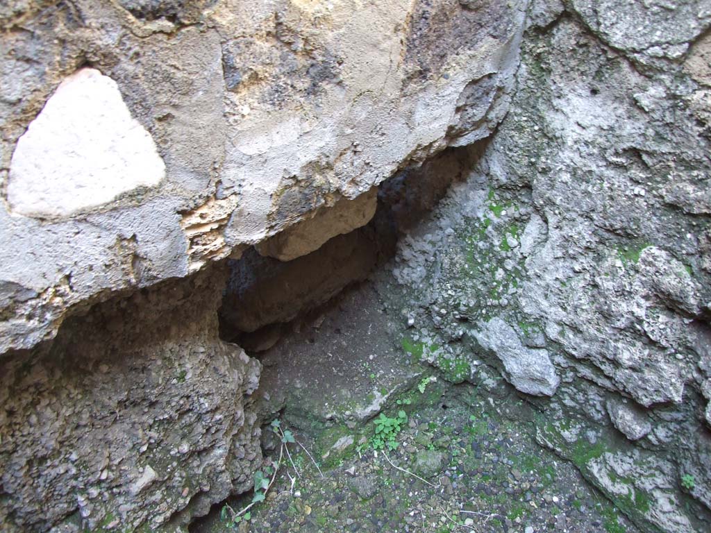 V.3.8 Pompeii. March 2009. North wall of latrine.