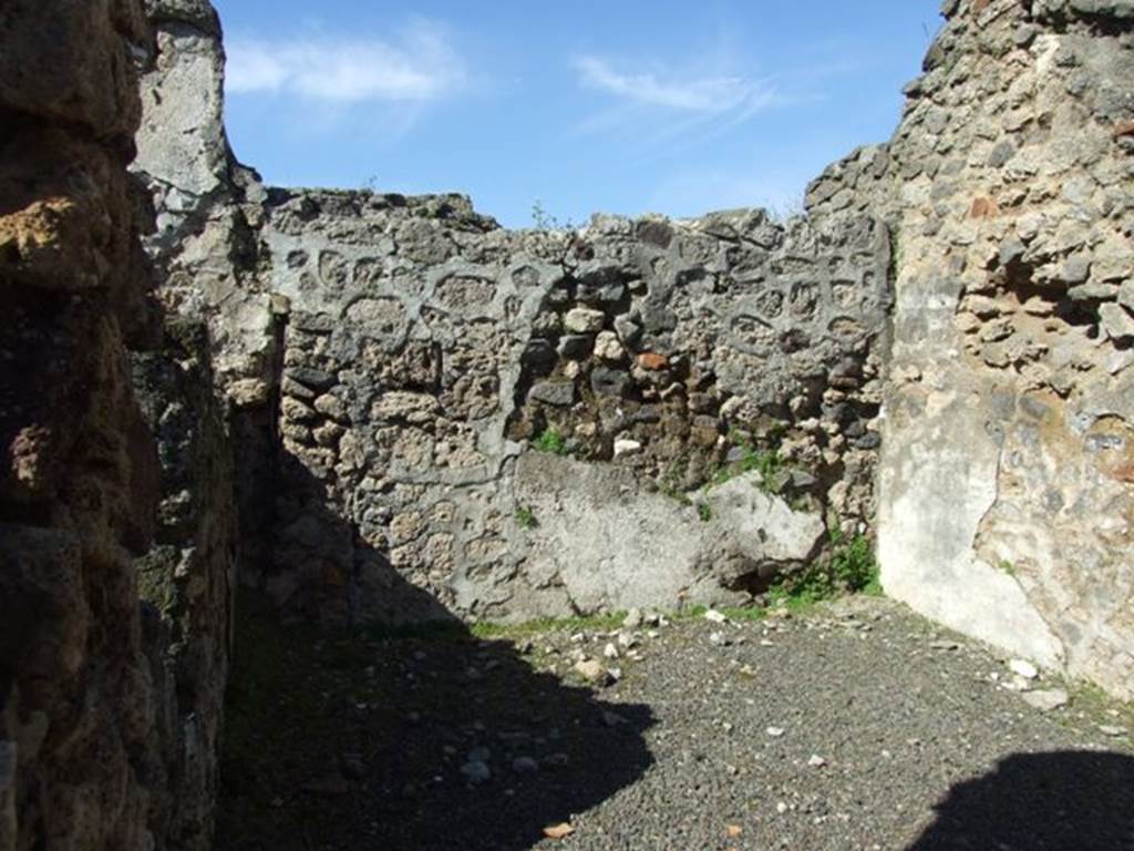 V.3.9 Pompeii. March 2009. North wall and north-east corner of room B, not yet fully excavated in 1902.
According to 1902 Notizie degli Scavi, on the north side of the atrium was a “vano rozzo”, a coarse/rough room. 
(p.202).