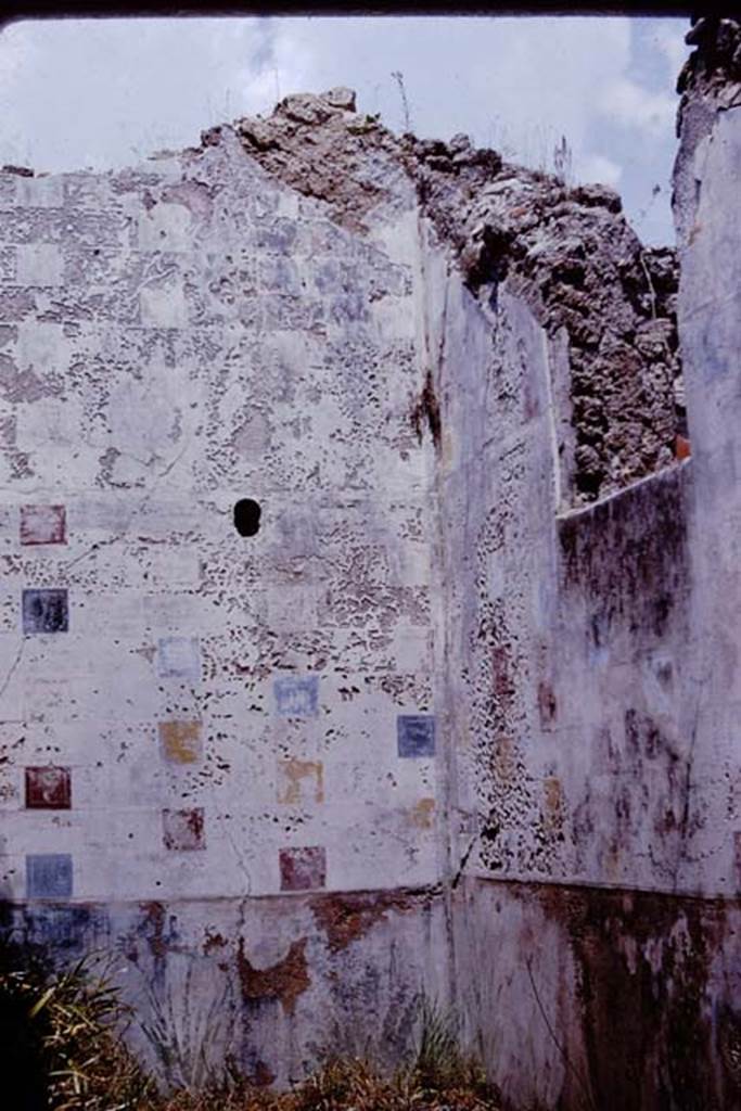 V.3.10 Pompeii. 1964. Window in east wall, and north-east corner. Photo by Stanley A. Jashemski.
Source: The Wilhelmina and Stanley A. Jashemski archive in the University of Maryland Library, Special Collections (See collection page) and made available under the Creative Commons Attribution-Non Commercial License v.4. See Licence and use details.
J64f1861