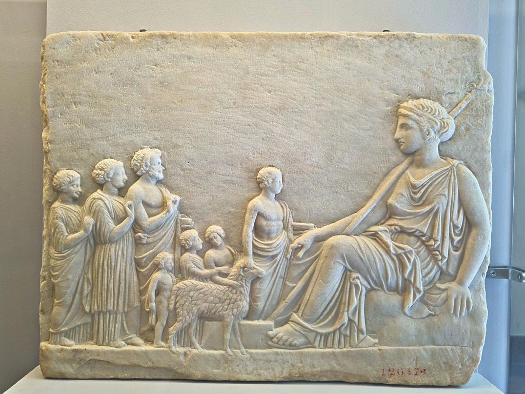 V.3.10 Pompeii. October 2023. Pentelic marble votive relief
Found on 12th September 1901, in the small garden, not in situ but leaning against the western wall. Photo courtesy of Giuseppe Ciaramella.
On display in “L’altra MANN” exhibition, October 2023, at Naples Archaeological Museum, inv. 126174.