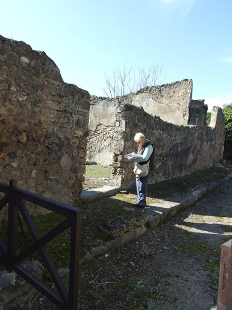 V.3.10 Pompeii. March 2009. Entrance doorway on Vico di M. L. Frontone, looking north.
The pavement of the street was unpaved when excavated and supported by rectangular blocks of Sarno stone.
According to NdS, whilst clearing the pavement portion, an inscription in white stones was found embedded in the floor.
The inscription read HAVETIS INTRO and was decorated below with plant motifs and white stones surrounding a rectangular slab of African marble.
See Notizie degli Scavi di Antichità, 1902, (p.274 and p.369)