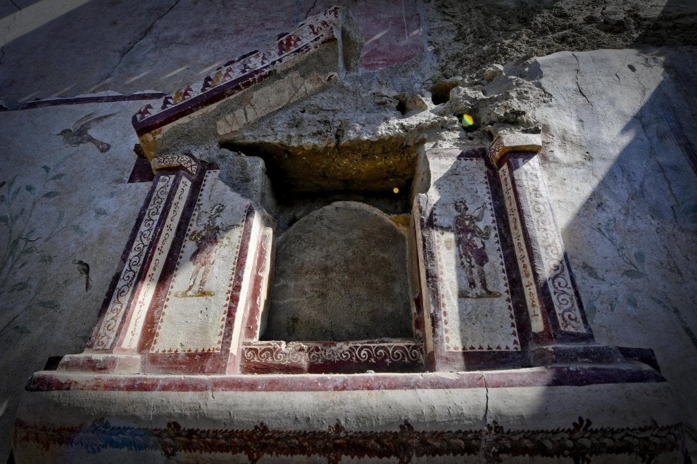 V.3.13 Pompeii. 2018. Room 2a. Lararium. East wall.
Sacred shrine with figures of the Lares painted on the sides.
Parete est. L'edicola sacra con ai lati dipinte le figure dei "Lari”.
Photograph © Parco Archeologico di Pompei.