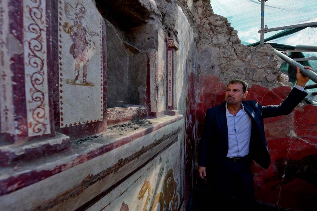 V.3.13 Pompeii. 2018. Room 2a. Lararium. East wall. View of the lararium niche with the Lares.
Parete est. Vista della nicchia del larario con i Lari.
Photograph © Parco Archeologico di Pompei.