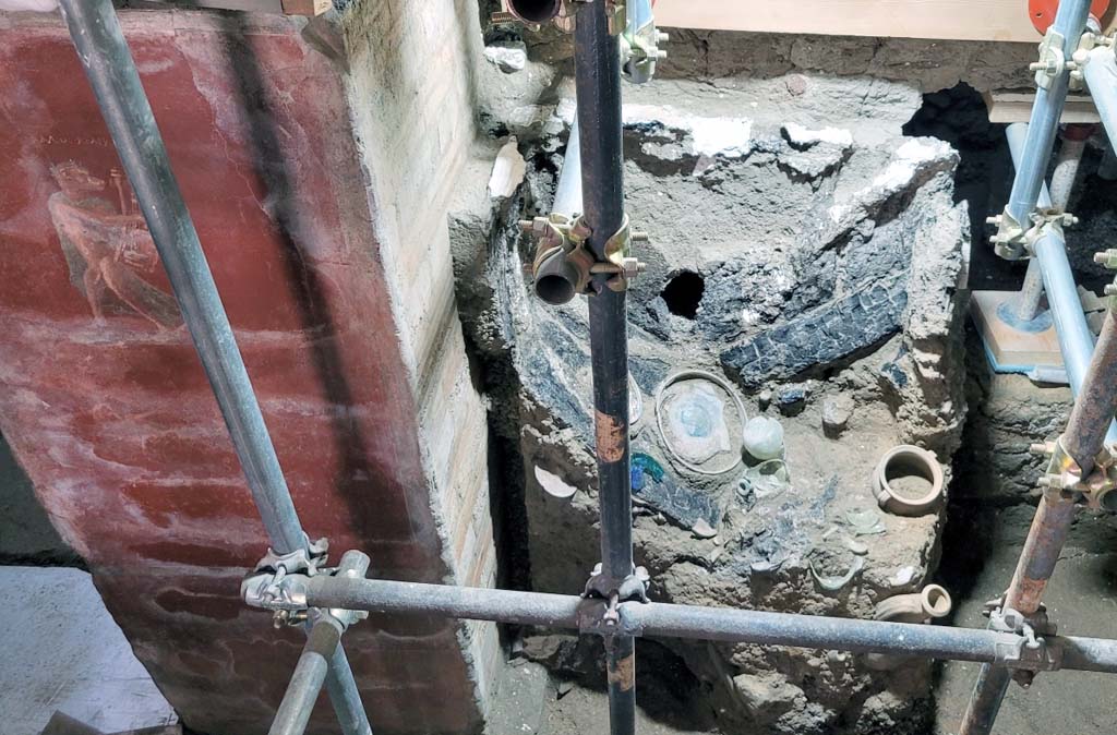 V.3.13 Pompeii. 2022. Room 2b. Remains of wooden cabinet between room 3b (left) and 3c (right). 
Resti di un armadio di legno tra la stanza 3b (a sinistra) e la 3c (a destra).
Photograph © Parco Archeologico di Pompei.